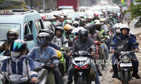 Sejumlah pemudik mengendarai sepeda motor menuju ke desa asalnya, berangkat dari Jakarta, Indonesia, Rabu, (19 /4/2023). Pemudik disarankan tidak menempuh perjalanan mudik pada malam hari.