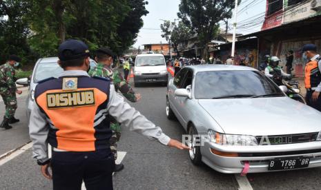 Kepala Dinas Penanaman Modal dan Pelayanan Terpadu Satu Pintu (DPMPTSP) DKI Jakarta Benni Aguscandra mengatakan, pengajuan Surat Tanda Registrasi Pekerja (STRP) untuk pekerja mencapai 1,2 juta permohonan yang diajukan oleh perusahaan secara kolektif. Benni menyebut, data permohonan ini merupakan data yang terkumpul selama pemberlakuan STRP sejak tanggal 5 Juli hingga hari ini pukul 08.00 WIB. (Foto ilustrasi: Petugas gabungan memeriksa Surat Tanda Registrasi Pekerja/STRP)