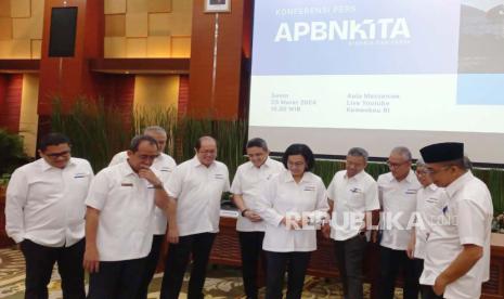 Menteri Keuangan Sri Mulyani bersama jajaran saat Konferensi Pers APBN KiTa Edisi Maret 2024 di Aula Mezzanine Gd. Djuanda I, Kementerian Keuangan, Senin (25/3/2024). 