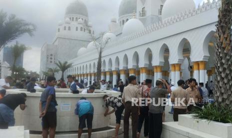 Suasana ribuan warga padati Masjid Raya Shiekh Zayed Solo untuk shalat Jumat, (3/3/2023).