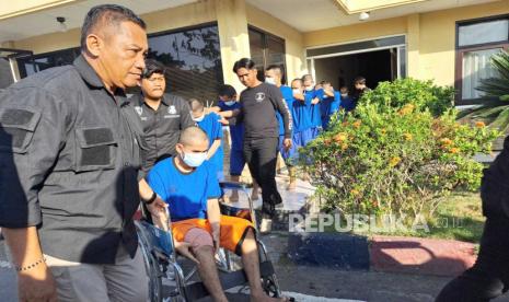 Salah satu tersangka kasus pembegalan menggunakan kursi roda saat dihadirkan di Markas Polres Indramayu, Kamis (30/11/2023).