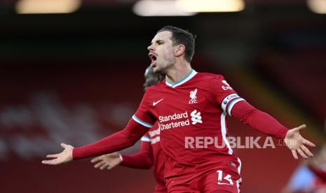 Jordan Henderson dari Liverpool bereaksi selama pertandingan sepak bola Liga Premier Inggris antara Liverpool dan Manchester City di Stadion Anfield, Liverpool, Inggris, Minggu, 7 Februari 2021.