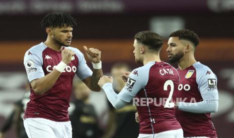 Tyrone Mings dari Aston Villa, kiri, dan Matty Cash sebelum pertandingan sepak bola Liga Utama Inggris antara Aston Villa dan West Ham United di Villa Park di Birmingham, Inggris, Rabu, 3 Februari 2021. 