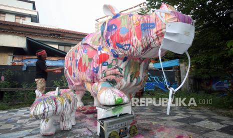 Seniman penafsir visual Edy Bonetski menyelesaikan karya seninya berupa patung Badak yang terbuat dari bahan daur ulang di Semanggi Centre Cikokol, Tangerang, Banten, Senin (14/6/2021). Pembuatan patung Badak warna warni tersebut merupakan bentuk protes dirinya terhadap korupsi di tengah pandemi COVID-19, seperti korupsi dana bansos dan korupsi pengadaan masker di Banten. 