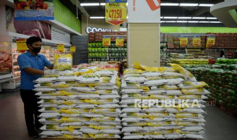 Karyawan menata beras Bulog untuk retail usai peninjauan penyediaan beras Bulog di Hypermart Puri Indah, Jakarta, Rabu (8/2/2023). Perum Bulog mencatat, realisasi impor beras telah mencapai sekitar 470 ribu ton hingga pekan pertama Februari 2023.