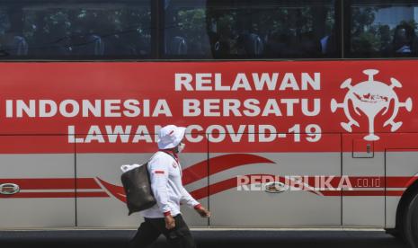 Relawan Indonesia Bersatu Lawan COVID-19 bersiap menghadiri acara Siaga Pencanangan Gerakan Nasional Indonesia Bersatu Lawan COVID-19 di Lapangan Wisma Atlet, Jakarta, Rabu (22/4/2020). Dalam acara tersebut juga diadakan tes massal COVID-19, sosialisasi dan edukasi, gerakan dekontaminasi, dan dukungan program jaring pengaman sosial