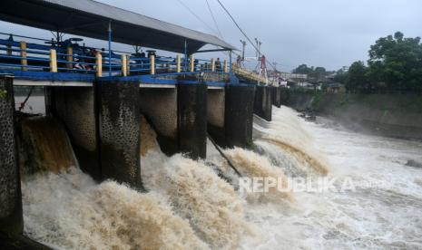 Pengendara motor melintasi jembatan Bendung Katulampa (ilustrasi).