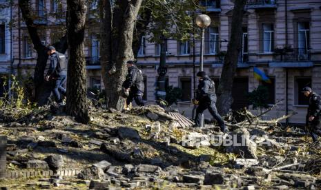  Petugas polisi berjalan di antara puing-puing setelah penembakan di pusat kota Kyiv (Kiev), Ukraina, 10 Oktober 2022. Ledakan dilaporkan terjadi di beberapa distrik di ibukota Ukraina, Kyiv, pada 10 Oktober. Sedikitnya sembilan orang tewas dan puluhan luka-luka akibat serangan roket, kata Layanan Darurat Negara (SES) Ukraina. Pasukan Rusia memasuki Ukraina pada 24 Februari 2022 memulai konflik yang telah memicu kehancuran dan krisis kemanusiaan.