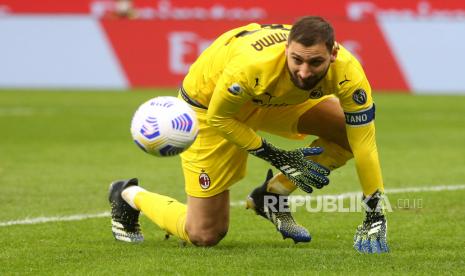 Kiper AC Milan Gianluigi Donnarumma beraksi saat pertandingan sepak bola Serie A Italia antara AC Milan melawan SSC Napoli di stadion Giuseppe Meazza di Milan, Italia, 14 Maret 2021.