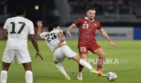 Pemain timnas Indonesia Marc Klok berebut bola dengan pemain Palestina dalam laga FIFA Matchday di Stadion Gelora Bung Tomo, Surabaya, Rabu (14/6/2023).