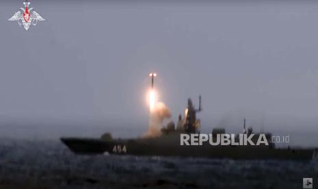 Foto ini diambil dari video yang disediakan oleh Layanan Pers Kementerian Pertahanan Rusia pada Sabtu, 19 Februari 2022, menunjukkan rudal jelajah Zirkon diluncurkan dari fregat angkatan laut Rusia selama latihan militer. Kirgistan secara sepihak membatalkan latihan militer bersama antara enam negara yang terdiri dari Organisasi Perjanjian Keamanan Kolektif (CSTO) yang dipimpin Rusia, Ahad (9/10/2022).