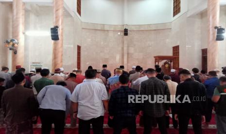 Suasana warga Sukabumi mengikuti sholat di Masjid Agung Kota Sukabumi.