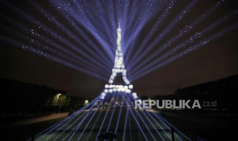 Menara Eiffel memberi penghormatan pada UNESCO yang merayakan ulang tahun ke-75. Ilustrasi.