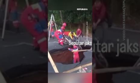 Penampakan Jalan Amblas di Lenteng Agung