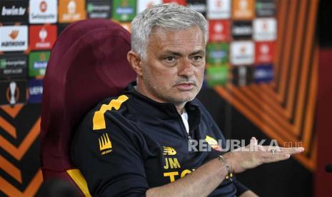 Pelatih AS Roma Jose Mourinho.