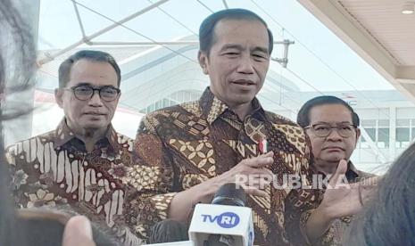 Presiden Jokowi saat memberikan keterangan pers di Stasiun KCJB Padalarang, Jawa Barat, Senin (2/10/2023). Presiden Jokowi menjajal kereta feeder dari Padalarang ke Stasiun Bandung.