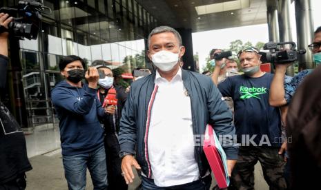 Ketua DPRD DKI Jakarta Prasetyo Edi Marsudi berjalan usai menjalani pemeriksaan di Gedung Merah Putih KPK, Jakarta, Selasa (8/2/2022). Prasetyo Edi diperiksa untuk penyelidikan mengenai anggaran Rp560 miliar yang dikeluarkan Pemerintah Provinsi DKI Jakarta terkait penyelenggaraan Balap Mobil Formula E yang akan diselenggarakan pada Maret 2022 mendatang. Republika/Thoudy Badai