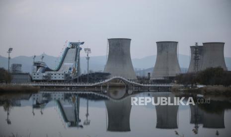  Pemandangan menunjukkan platform lompat ski untuk Olimpiade Musim Dingin Beijing 2022 di Taman Shougang di Beijing, Cina, 19 November 2021. 