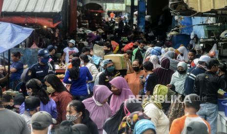 Sejumlah warga saat belanja di Pasar Minggu, Jakarta, Kamis (21/5). Meskipun sedang diberlakukannya masa Penerapan Sosial Berskala Besar, kini masyarakat mulai memadati pasar-pasar tradisional untuk membeli kebutuhan menyambut Hari Raya Idul Fitri