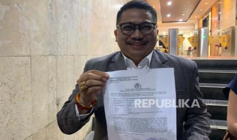 Muhammad Rullyandi saksi ahli Hakim konstitusi Anwar Usman di PTUN melaporkan seorang advokat bernama Zico Leonard Djagardo Simanjuntak ke Polda Metro Jaya atas dugaan pencemaran nama baik. 