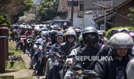 Kendaraan terjebak kemacetan saat pemberlakuan satu arah (one way) di Jalan Inpres, Limbangan, Kabupaten Garut, Jawa Barat, Selasa (25/4/2023). Di tengah cuaca panas, pemudik perlu melakukan upaya ekstra dalam menjaga kesehatannya.