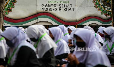 Agam Peringati Hari Santri dengan Gelar Tausiyah. Sejumlah santri mengikuti kegiatan doa Istighosah di Pondok Pesantren An-Nuqthah, Kota Tangerang, Banten, Kamis (22/10/2020). Kegiatan tersebut digelar untuk memperingati Hari Santri Nasional dengan tema Santri Sehat, Indonesia Kuat yang jatuh pada hari ini.  