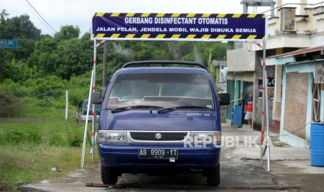 Alat Penyemprot Disifektan Otomatis. Alat penyemprot disifektan otomatis di pasang  warga di gerbang Kampung Kalipakis, Bantul, Yogyakarta, Senin (23/3)