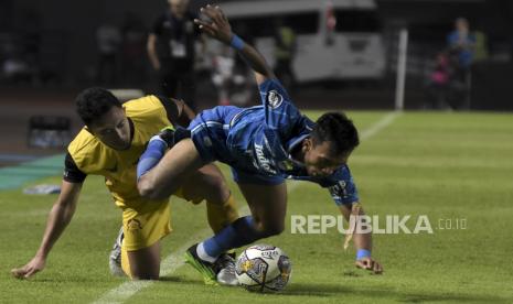 Gelandang Persib Bandung Robi Darwis (kanan) berebut bola dengan pemain Persikabo 1973 saat pertandingan lanjutan BRI Liga 1 di Stadion Gelora Bandung Lautan Api (GBLA), Gedebage, Kota Bandung, Jawa Barat, Sabtu (15/4/2023). Dalam pertandingan tersebut Persib Bandung kalah dari Persikabo 1973 dengan skor 4-1.