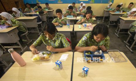 Sejumlah siswa SMP Negeri 1 Salatiga makan bersama saat kegiatan mitigasi operasional dan uji coba makan bergizi gratis (MBG) di Salatiga, Jawa Tengah, Kamis (12/9/2024). Mitigasi operasional dan uji coba makan bergizi gratis tersebut dilaksanakan di 129 sekolah di Kota Salatiga yang terdiri dari SD, SMP, MI dan MTs bertujuan untuk meningkatkan gizi anak sebagai generasi emas Indonesia serta dapat meningkatkan perekonomian masyarakat dalam usaha mikro kecil menengah. 