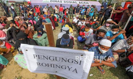 Sejumlah pengungsi etnis Rohingya duduk menunggu saat tiba di tempat penampungan yang baru di Balai Latihan Kerja (BLK) Desa Mee Kandang, Lhokseumawe, Aceh, Jumat (10/7/2020). Sebanyak 99 orang pengungsi Rohingya yang terdiri dari 43 orang dewasa dan 56 anak-anak dipindahkan ke tempat penampungan sementara yang baru dan sehat sambil menunggu kepastian dari imigrasi, IOM dan UHNCR soal sampai kapan mereka akan berada di Indonesia. 