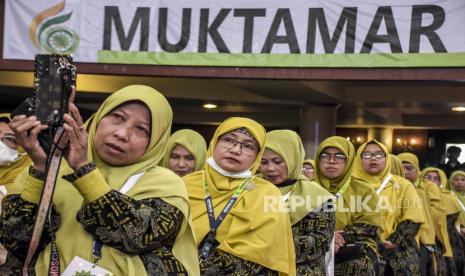 Peserta menghadiri pembukaan Muktamar XVI Persatuan Islam di Soreang, Kabupaten Bandung, Sabtu (24/9/2022). Muktamar XVI Persatuan Islam (Persis) yang dilaksanakan pada 23-26 September 2022 tersebut mengusung tema Transformasi Gerakan Dakwah Persis Untuk Mewujudkan Islam Rahmatan Lil Alamien Dalam Bingkai NKRI. Republika/Abdan Syakura