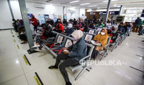 Calon penumpang antre untuk melakukan pembatalan tiket kereta di Stasiun Pasar Senen, Jakarta, Rabu (22/4/2020). Terkait dengan larangan mudik 2020, PT Kereta Api Indonesia akan melayani pembatalan tiket kereta dengan pengembalian dana 100 persen bagi penumpang