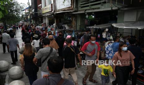 Wisatawan memadati kawasan Malioboro, Yogyakarta. Saat akhir pekan, kawasan Malioboro ramai dikunjungi wisatawan. 