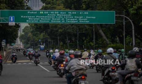 Sejumlah pengendara motor melintasi kawasan ganjil genap di Jalan Medan Merdeka Barat, Jakarta, Selasa (9/6). Pemerintah Provinsi DKI Jakarta hingga saat ini penerapan ganjil genap kendaraan rioda empat dan khusus untuk kendaraan roda dua belum resmi di tetapkan dan akan ditinjau kembali jika dipandang perlu untuk mengendalikan pergerakan masyarakat di tempat umum