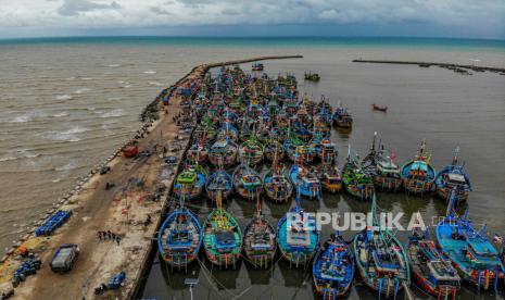 Foto udara sejumlah kapal nelayan bersandar (ilustrasi).