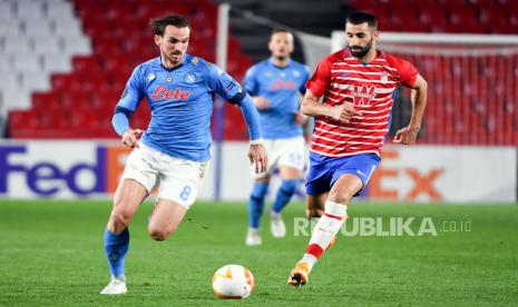 Fabian Ruiz (kiri) dari Napoli jadi buruan Manchester United.