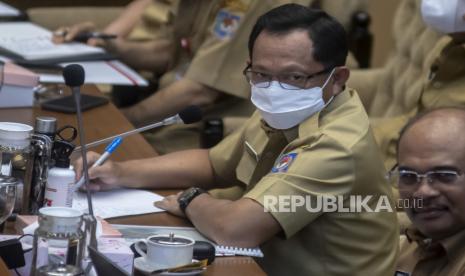 Menteri Dalam Negeri Tito Karnavian (kiri) mengikuti rapat kerja tentang penyelesaian segmen batas daerah provinsi, kabupaten dan kota di Indonesia dengan Komisi II di Kompleks Parlemen Senayan, Jakarta, Senin (21/11/2022). Dalam rapat kerja tersebut, Kemendagri memberikan rekomendasi guna menyelesaikan segemen batas daerah diantaranya asistensi survei lapangan dan penggunaan citra satelit sebagai data dasar dalam penarikan garis batas serta peningkatan SDM untuk kemampuan pemetaan. 