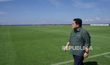 Ketua PSSI Erick Thohir meninjau seleksi pemain Timnas U17 di Bali, Ahad (16/7/2023). Seleksi ini diselenggarakan selama dua hari dengan antusiasme yang besar dari 947 peserta yang berlangsung di Bali United Training Center.