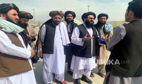  Para pejabat Taliban diwawancarai oleh wartawan di dalam Bandara Internasional Hamid Karzai setelah penarikan AS di Kabul, Afghanistan, Selasa, 31 Agustus 2021. Taliban menguasai penuh bandara internasional Kabul pada Selasa, setelah pesawat AS terakhir meninggalkan landasan pacu , menandai berakhirnya perang terpanjang Amerika.