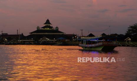 Sebuah kapal wisata melintas di Masjid Sultan Syarif Abdurrahman saat senja di Sungai Kapuas, Pontianak, Kalimantan Barat, Kamis (29/4/2021). Wisata menikmati pemandangan senja hingga malam di Sungai Kapuas yang merupakan sungai terpanjang di Indonesia tersebut menjadi salah satu daya tarik wisata di Pontianak. 