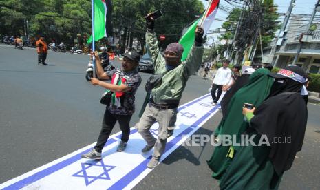 Peserta aksi menginjak bendera Israel (ilustrasi).  Perjanjian Oslo tak pernah digubris Zionis Israel 