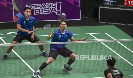 Pebulu tangkis ganda putra Jawa Timur Calvin Khristanto dan Mohammad Reza Pahlevi Isfahani berusaha mengembalikan kok ke arah pebulu tangkis ganda putra DKI Jakarta Amri Syahnawi dan Yeremia Erich Yoche Yacob Rambitan pada pertandingan semi final beregu putra PON Papua di GOR Waringin Kotaraja, Kota Jayapura, Papua, Jumat (8/10/2021). 