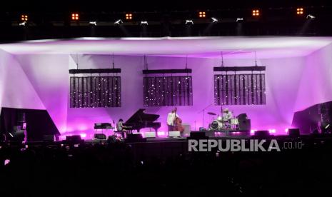 Pianis instrumental asal Indonesia Joey Alexander saat tampil dalam gelaran BNI Java Jazz Festival 2023 di JiExpo Kemayoran, Jakarta, Sabtu (3/6/2023). Pianis yang pernah masuk nominasi Grammy Awards pada tahun 2016 tersebut menyapa penggemar jazz pada hari kedua gelaran BNI Java Jazz Festival 2023. Dalam penampilannya Joey alexander membawakan beberapa lagu miliknya diantarnya lagu berjudul Warna dan Angel Eyes.