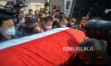 Petugas mengangkat peti jenazah almarhum Menpan-RB Tjahjo Kumolo di Rs Abdi Waluyo, Jakarta, Jumat (1/7/2022). Tjahjo Kumolo tutup usia pada Jumat pukul 11.10 WIB karena sakit setelah dirawat secara intensif dan rencananya akan di makamkan di TMP Kalibata. 