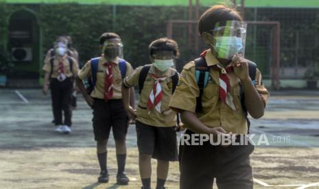 Sejumlah siswa usai melaksanakan uji coba pembelajaran tatap muka tahap dua di SDN 08 Kenari, Jakarta, Rabu (9/6). Sebanyak 226 sekolah di Jakarta mengikuti uji coba pembelajaran tatap muka tahap dua dengan kuota 50 persen dari jumlah siswa dan tetap menerapkan protokol kesehatan. Republika/Putra M. Akbar