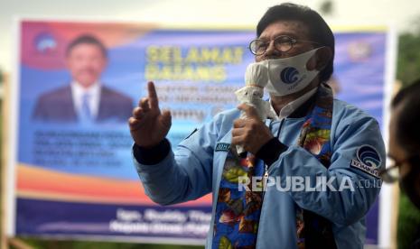 Menteri Komunikasi dan Informatika (Kominfo) Johnny G. Plate memberi pemaparan pada kunjungannya di lokasi pembangunan Pusat Data Nasional, di Kecamatan Ranowulu, Bitung, Sulawesi Utara, Selasa (28/7/2020). Kementerian Komunikasi dan Informatika berencana membangun Pusat Data Nasional Pemerintah yang siap digunakan paling lambat tahun 2023. 