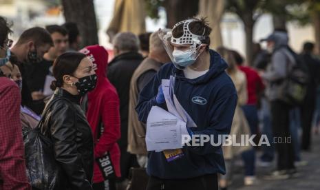 Seorang petugas kesehatan berbicara dengan pejalan kaki di daerah dekat stasiun pengambilan sampel COVID-19 di Praha, Republik Ceko, Kamis (24/9). Republik Ceko memiliki rekor kenaikan COVID-19 dari minggu lalu. Peningkatan ini merupakan tertinggi kedua di Eropa setelah Spanyol. EPA-EFE/MARTIN DIVISEK