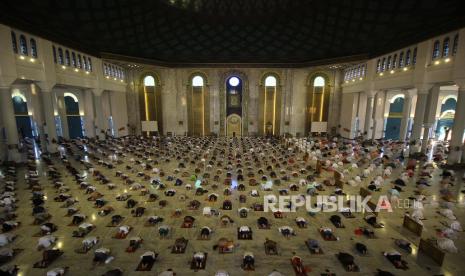 Umat muslim melaksanakan shalat Idul Adha di Masjid Al Akbar, Surabaya, Jawa Timur, Jumat (31/7/2020). Pelaksanaan shalat Idul Adha di masjid tersebut menerapkan protokol kesehatan secara ketat seperti pengecekan suhu tubuh, penggunaan masker, pengaturan jarak serta pengurangan jumlah jamaah yang biasanya mencapai 40.000 orang menjadi 5.000 jamaah.