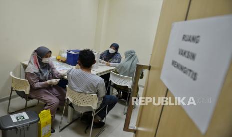 Calon jamaah haji melakukan vaksin meningitis di Puskesmas Pasar Minggu, Jakarta, Rabu (17/4/2024). Pemerintah mewajibkan calon jamaah haji untuk melakukan vaksin meningitis sebagai upaya mitigatif bagi jamaah haji untuk meningkatkan kekebalan tubuh dari serangan penyakit meningitis saat ibadah Haji. Prosedur vaksin tersebut dilakukan dalam kurun waktu 2 hingga 3 minggu sebelum keberangkatan. Pemeriksaan vaksin tersebut digelar tanpa pungutan biaya.