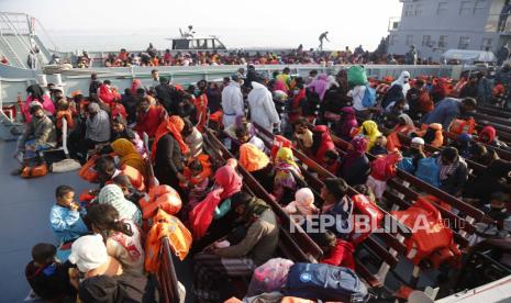 Sekelompok pengungsi Rohingya di atas kapal angkatan laut saat mereka pindah ke Pulau Bhashan Char, di Chittagong, Bangladesh 29 Desember 2020. Kelompok kedua pengungsi Rohingya dipindahkan ke pulau Bhashan Char di bawah distrik Noakhali.